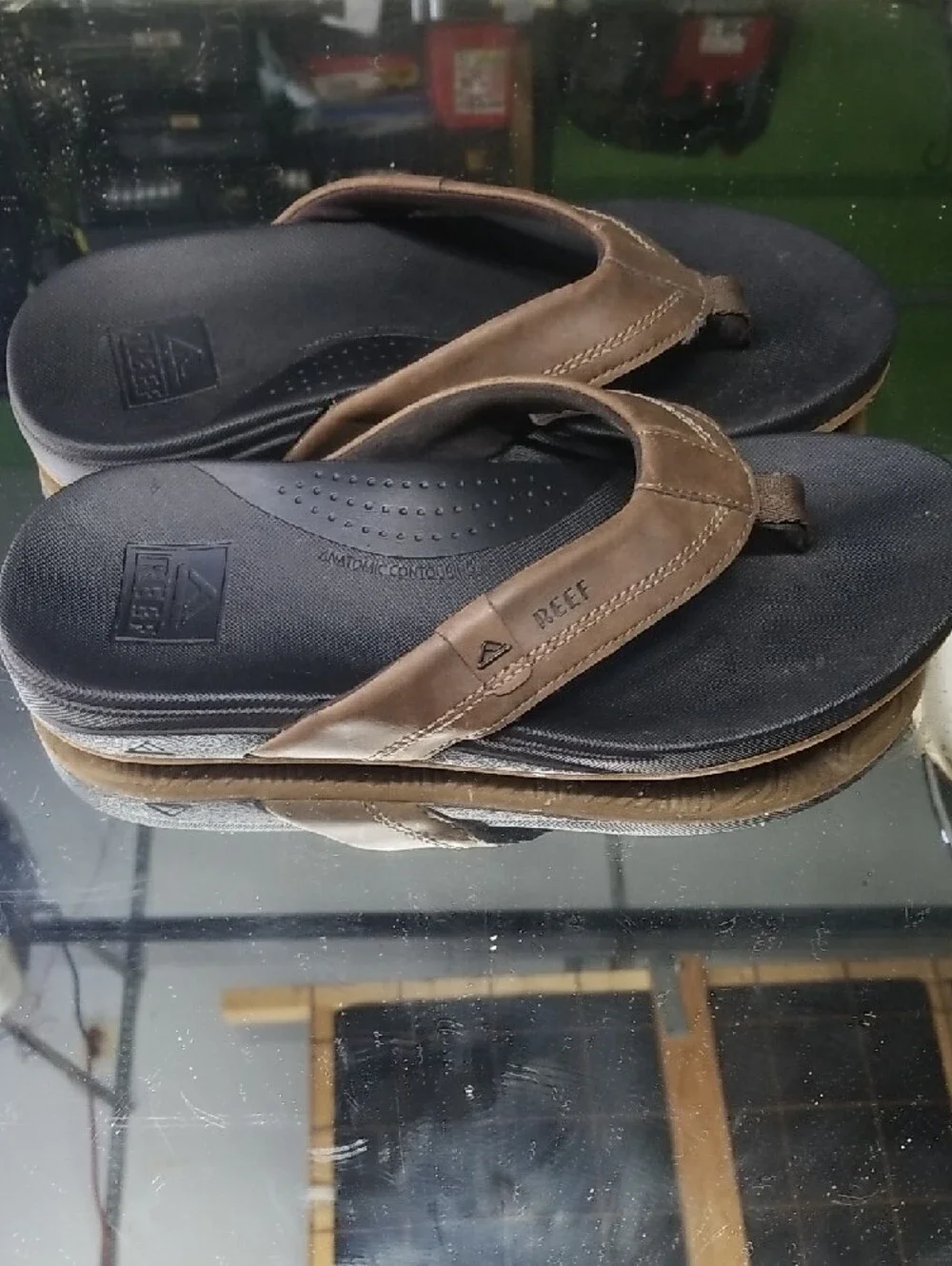 Reef Men’s 7 Brown Leather Strap Flip Flops with Black Footbed Excellent.